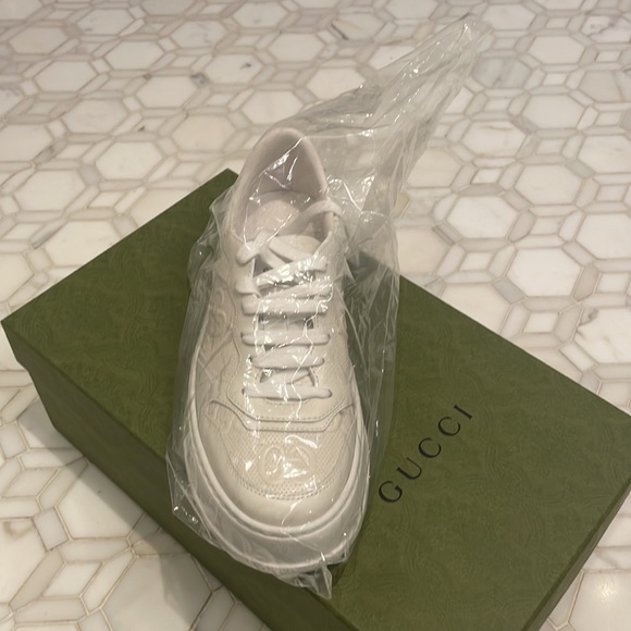 White Gucci shoes - Picture 3 of 7